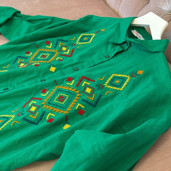 NWOT EMBROIDERED BUTTON DOWN SHIRT SIZE M - Picture 16 of 17